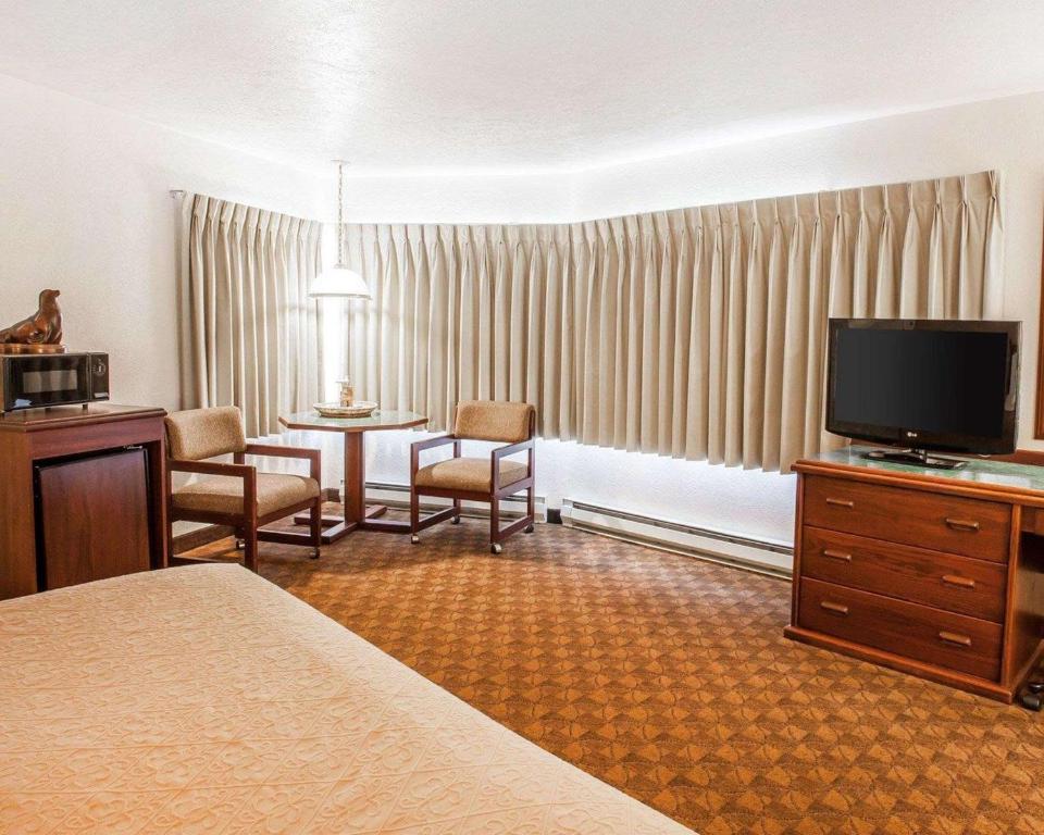 Quality Inn Uptown image 11