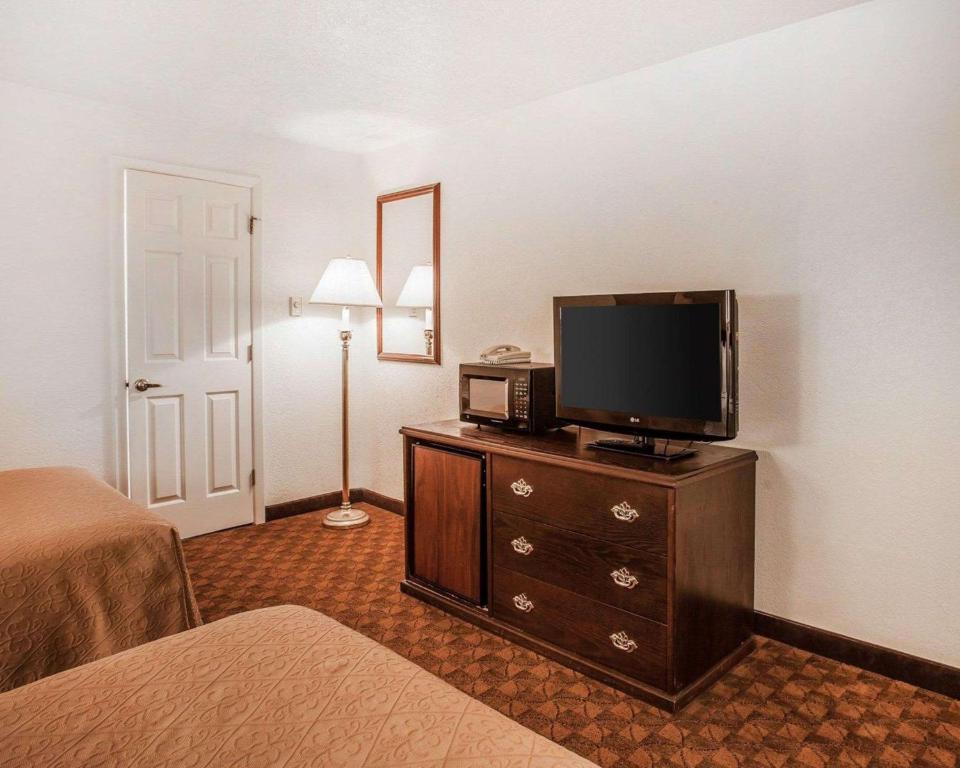 Quality Inn Uptown image 17