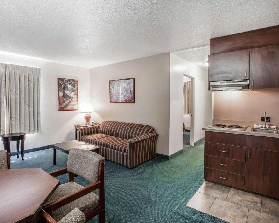 Quality Inn Uptown image 18
