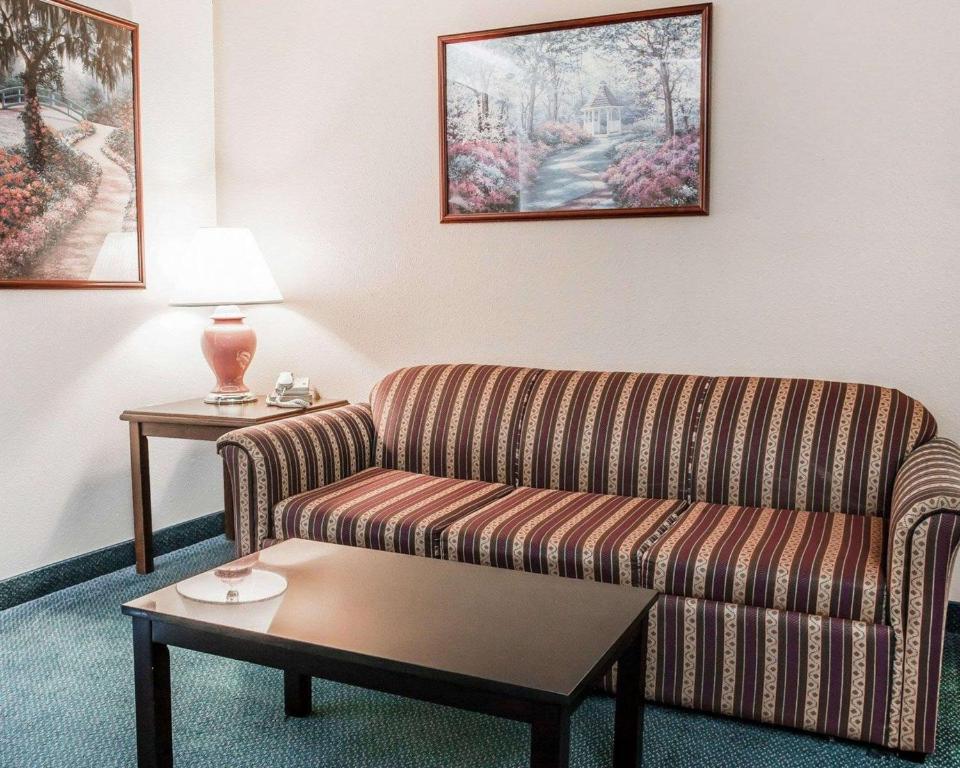 Quality Inn Uptown image 22