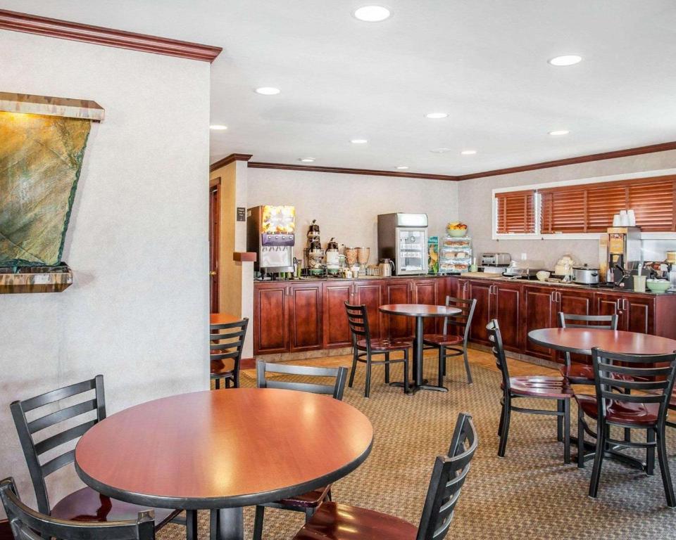 Quality Inn Uptown image 25