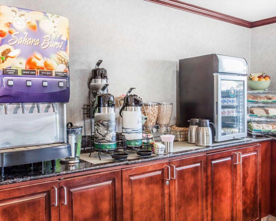 Quality Inn Uptown image 6